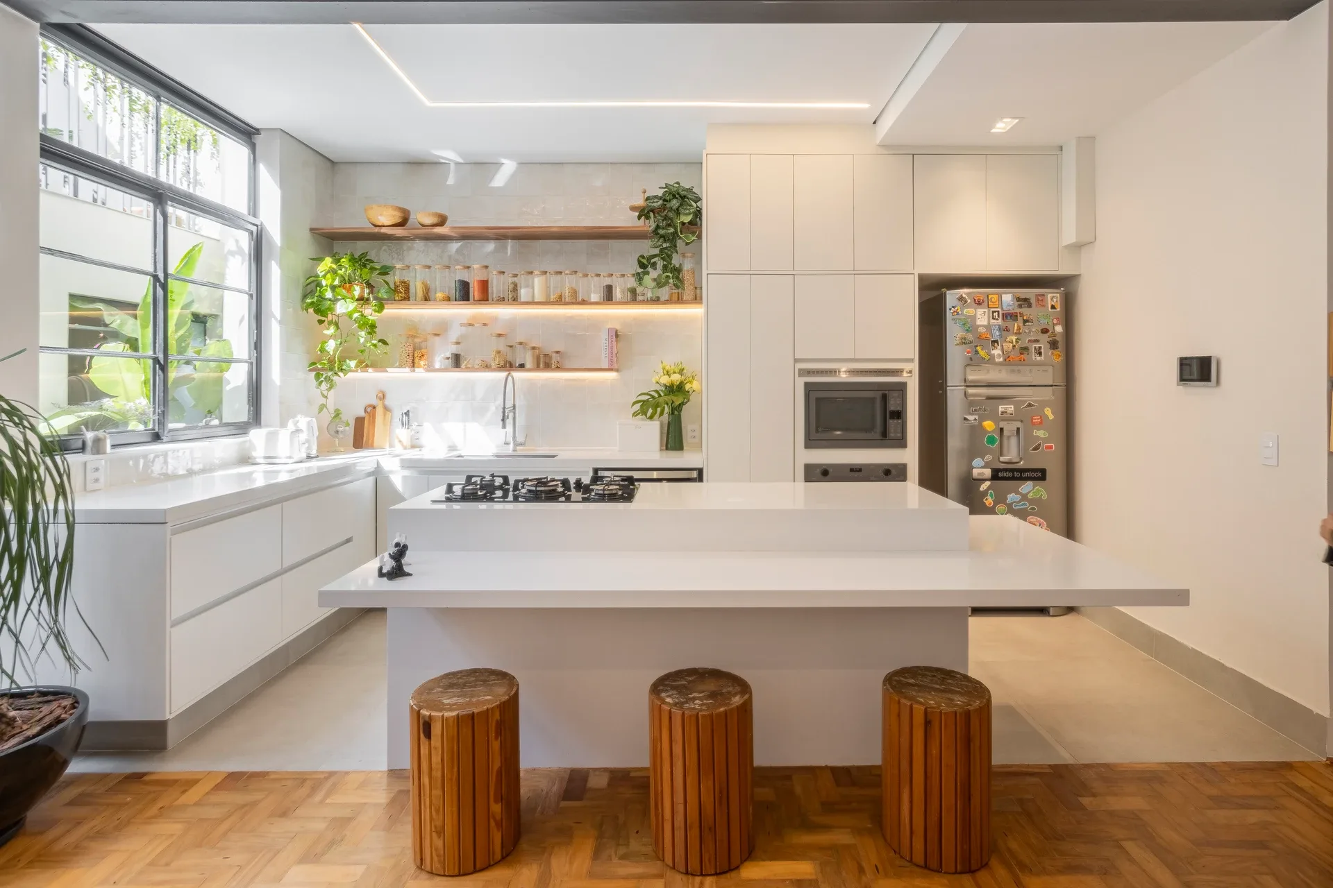 Cozinha planejada pela Dalmóbile, projeto de Débora Toledo