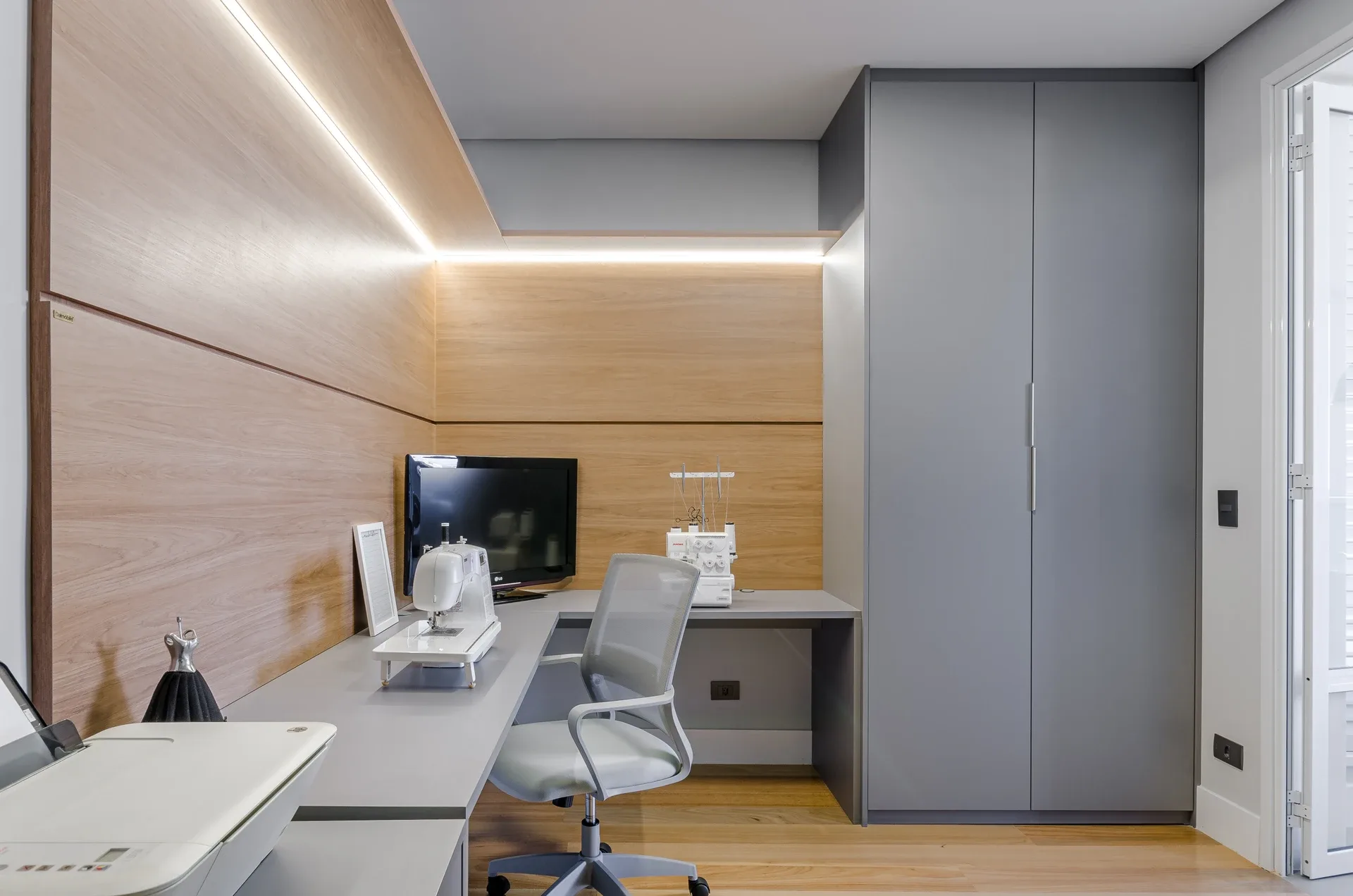Home office planejado pela Dalmóbile, projeto de Carina Thiago