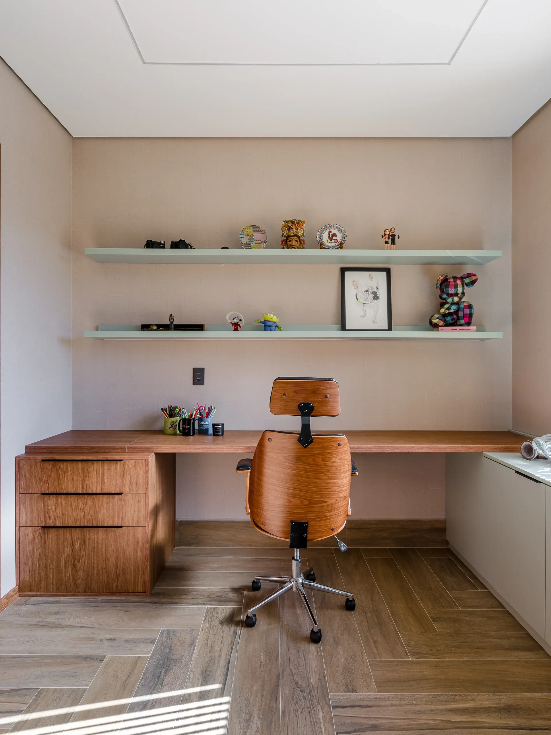 Home office planejado pela Dalmóbile, projeto de Juliana Guimarães